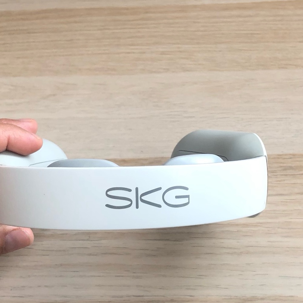 Relaxing Neck Massager in White - Picture 4 of 7